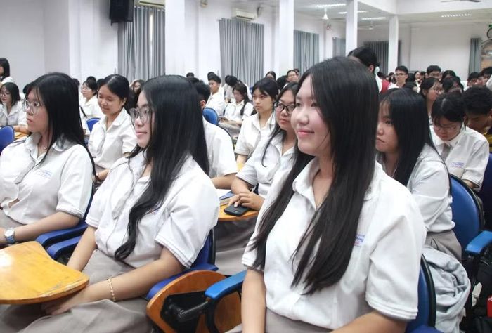 Học sinh Trường THPT chuyên Lê Hồng Phong hào hứng tham gia hoạt động ngoại khóa.