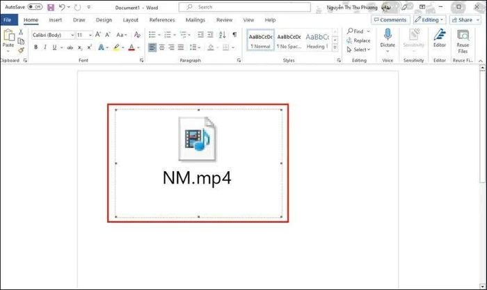 Khi video đã xuất hiện trong Word, bạn có thể thay đổi kích thước.