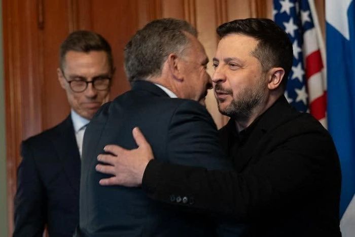 Tổng thống Ukraine Volodymyr Zelensky (bên phải) và đặc phái viên Mỹ Steve Witkoff ôm nhau khi hai người gặp nhau tại Oslo ngày 20/10, đứng ngoài cùng bên trái là Tổng thống Phần Lan Alexander Stubb. (Nguồn: TV2 / POOL / SMK)