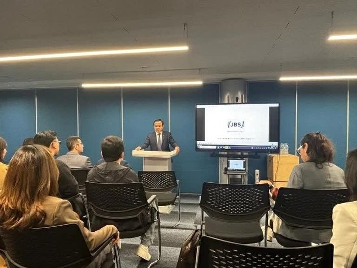 Đại sứ, Thương vụ Việt Nam tại São Paulo cùng doanh nghiệp thủy sản Việt Nam làm việc với Tập đoàn JBS.