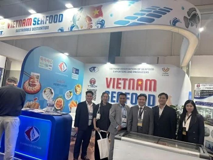 Đại sứ Bùi Văn Nghị và các doanh nghiệp thủy sản Việt Nam tại Triển lãm Thủy sản Mỹ Latinh 2026.