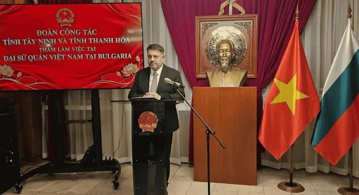 Ông Atanas Zafirov, nguyên Phó Thủ tướng, nguyên Chủ tịch Đảng Xã hội Bulgaria, phát biểu tại buổi làm việc với hai đoàn công tác Việt Nam. (Nguồn: Đại sứ quán Việt Nam tại Bulgaria)