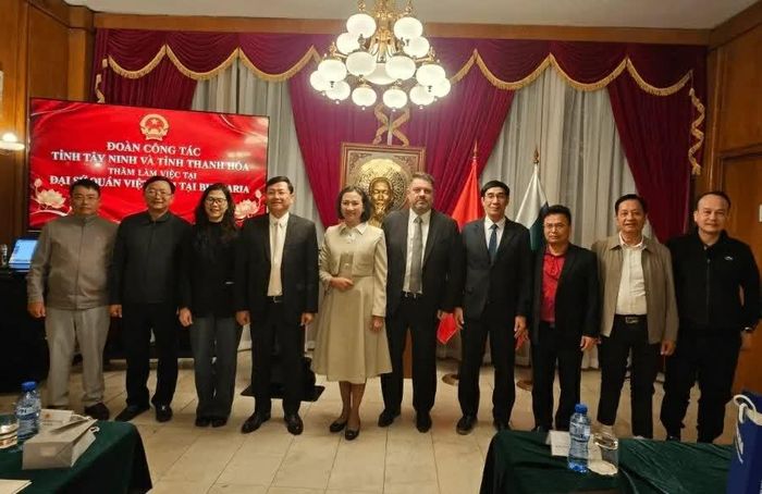 Đoàn công tác tỉnh Thanh Hóa làm việc với Đại sứ quán Việt Nam tại Bulgaria, thảo luận về tiềm năng và định hướng thúc đẩy hợp tác với các đối tác Bulgaria. (Nguồn: Đại sứ quán Việt Nam tại Bulgaria)