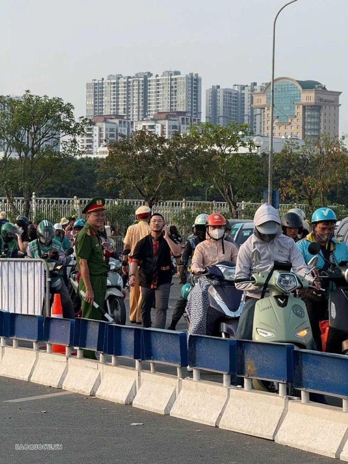 Lực lượng chức năng có mặt từ sớm để đảm bảo an ninh và điều tiết giao thông.