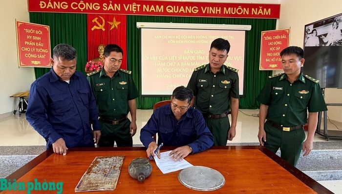 Đồn Biên phòng Hướng Phùng cung cấp thông tin và bàn giao di vật cho Đội Quy tập hài cốt liệt sĩ 584. Ảnh: Hoài Nam