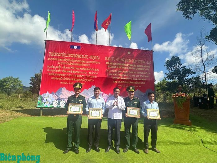 Đại diện chính quyền huyện Sê Pôn và Đại đội Biên phòng 321 trao Giấy khen tặng tập thể Đồn Biên phòng Hướng Lập, Bộ đội Biên phòng tỉnh Quảng Trị và các cá nhân có thành tích trong công tác phối hợp, xây dựng tình đoàn kết, hữu nghị và bảo vệ biên giới Việt Nam - Lào. Ảnh: Đình Tiến