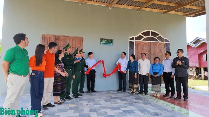 Các đơn vị phối hợp khánh thành, bàn giao công trình nhà ăn nội trú Trường Phổ thông dân tộc nội trú La Cồ. Ảnh: Đình Tiến