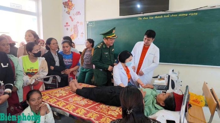 Các đơn vị tổ chức khám bệnh, tư vấn sức khỏe, cấp phát thuốc miễn phí cho nhân dân. Ảnh: Đình Tiến