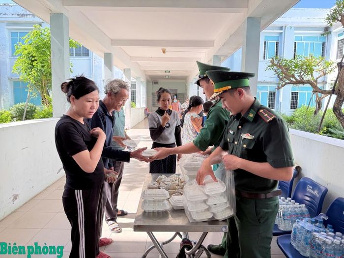Cán bộ, chiến sĩ Đồn Biên phòng Xuân Đài trao suất cơm miễn phí tặng người dân tại Bệnh viện Đa khoa Sông Cầu. Ảnh: Ngọc Lân
