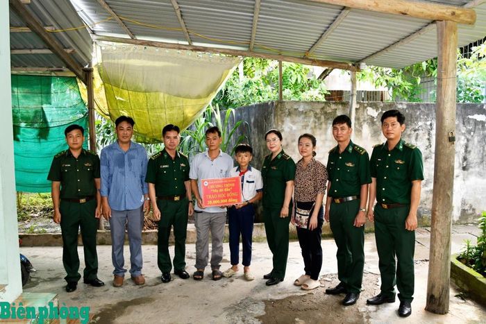 Ban Chỉ huy Bộ đội Biên phòng tỉnh Cà Mau tổ chức thăm hỏi, hỗ trợ cháu Phạm Khải Hoàng, có mẹ mất do dịch Covid-19, với mức 500.000 đồng/tháng thông qua chương trình “Mẹ đỡ đầu”. Ảnh: Hoàng Tá
