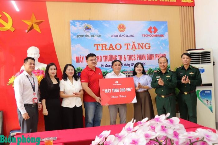 Ngân hàng thương mại cổ phần Kỹ thương Việt Nam (Techcombank) Chi nhánh Hà Tĩnh phối hợp với Bộ đội Biên phòng tỉnh Hà Tĩnh, Uỷ ban nhân dân xã Vũ Quang trao tặng 30 bộ máy tính trị giá gần 120 triệu đồng cho Trường Tiểu học và Trung học cơ sở Phan Đình Phùng, góp phần cải thiện điều kiện dạy và học môn Tin học. Ảnh: Thế Mạnh