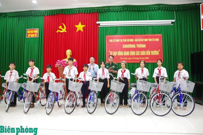 Ban Chỉ huy Bộ đội Biên phòng tỉnh Tây Ninh phối hợp với Ban Liên lạc truyền thống Bộ đội Biên phòng tại Thành phố Hồ Chí Minh tổ chức chương trình “Đồng hành cùng các cháu đến trường”, trao tặng 50 xe đạp, tổng kinh phí hơn 100 triệu đồng, cho học sinh có hoàn cảnh khó khăn tại các xã: Đông Thành, Mỹ Quý và Bình Thành (tỉnh Tây Ninh). Ảnh: Hải Bằng