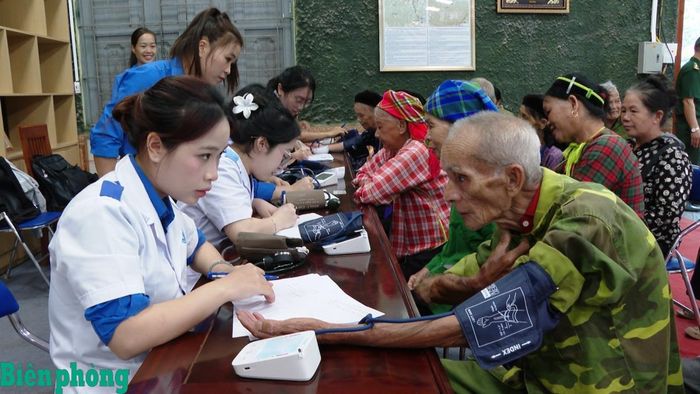 Đoàn Thanh niên - Hội Sinh viên Trường Đại học Y Dược Thái Bình phối hợp với Uỷ ban nhân dân xã Ba Sơn, tỉnh Lạng Sơn và Đồn Biên phòng Ba Sơn, Bộ đội Biên phòng tỉnh Lạng Sơn tổ chức chương trình khám bệnh, tư vấn sức khỏe và cấp phát thuốc miễn phí cho nhân dân trên địa bàn xã Ba Sơn, tỉnh Lạng Sơn. Ảnh: Vi Toàn