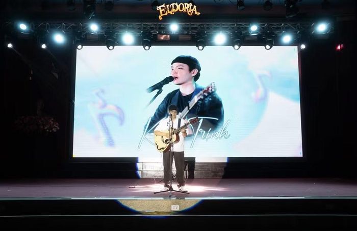 Nghệ sĩ Kiên Trịnh mang đến giọng ca mang đậm phong cách Indie khuấy động không khí bên trong hội trường. Ảnh: FPS 2026 - Eldoria
