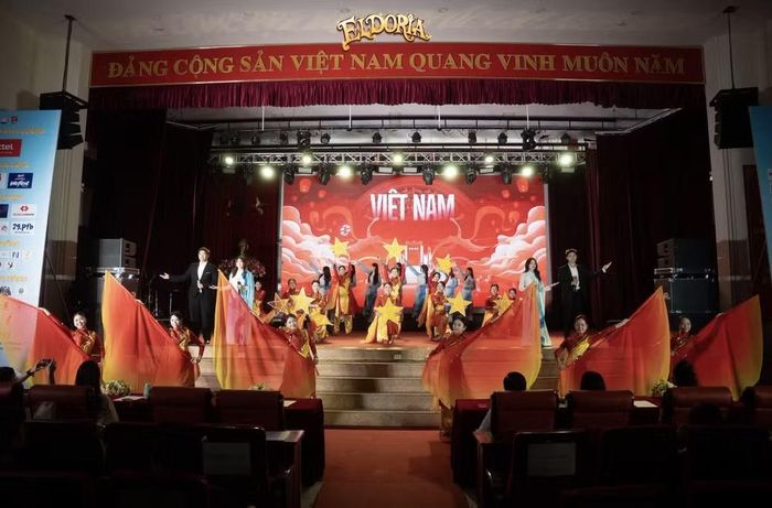 Hợp xướng "Việt Nam - Tự hào viết tiếp tương lai" khơi dậy niềm tự hào về đất nước, dân tộc trong mỗi khán giả. Ảnh: FPS 2026 - Eldoria