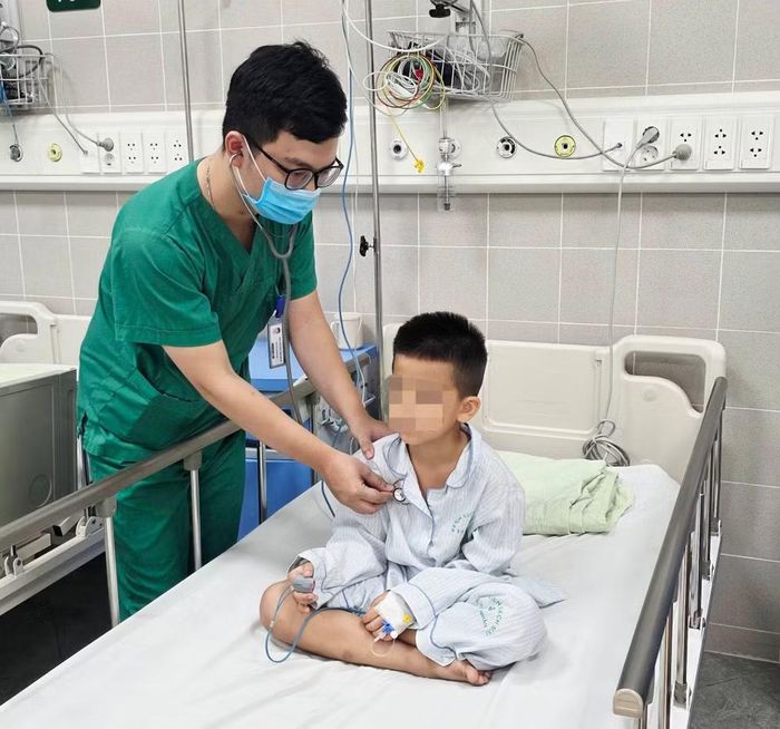 Tại Trung tâm Nhi khoa, hai bệnh nhi 4 và 6 tuổi, từng nhập viện trong tình trạng thở nhanh, gắng sức, có biểu hiện suy hô hấp, nay đã cai oxy, toàn trạng ổn định. Ảnh: Nguyên Hà