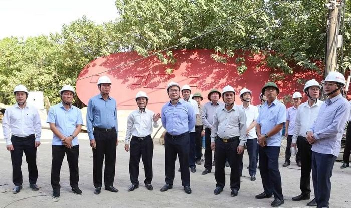 Bí thư Tỉnh ủy Ninh Bình Trần Huy Tuấn cùng Đoàn công tác của tỉnh khảo sát thực tế tình hình ngành công nghiệp đóng tàu tại xã Nghĩa Sơn. Ảnh: Báo Ninh Bình