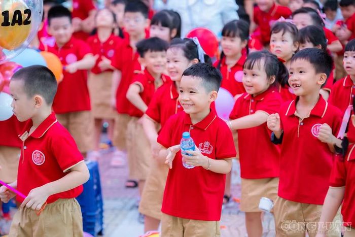 Đáng lo ngại hơn là tác động về tâm lý. Theo ông Nam, nếu bị ép học sớm, trẻ dễ hình thành cảm xúc tiêu cực với việc học, cảm thấy căng thẳng và mất hứng thú.