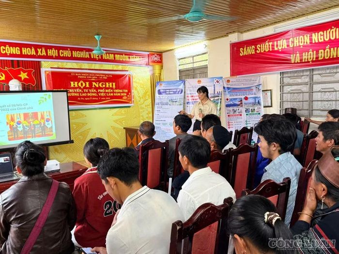 Người dân tham gia hội nghị tuyên truyền, tư vấn và cung cấp thông tin về thị trường lao động, việc làm do phường Sa Pa tổ chức