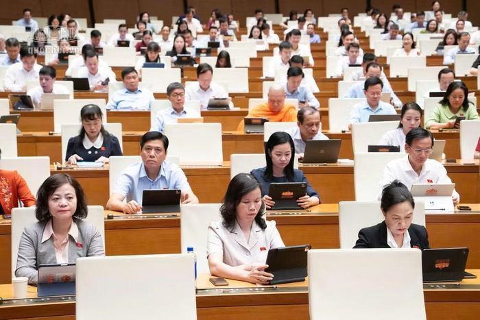 Các đại biểu tham dự phiên họp. Ảnh QH.