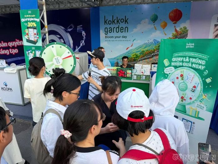 Các gian hàng mang đến nhiều hoạt động thú vị, từ tìm hiểu trang phục truyền thống, làm đồ thủ công đến tham gia trò chơi tương tác và nhận quà. Ảnh: Diệu Linh