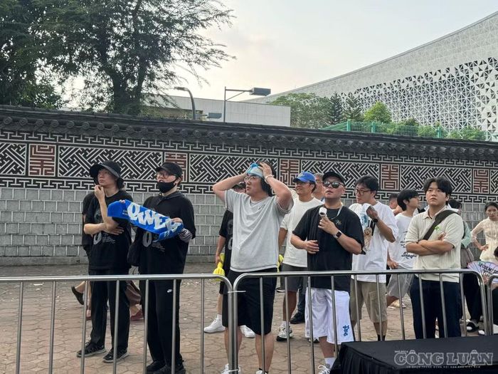Khu vực sân khấu K-Live Festival thu hút nhiều khán giả và người hâm mộ đến từ sớm, háo hức chờ đón các màn trình diễn âm nhạc của nghệ sĩ Việt Nam và Hàn Quốc.