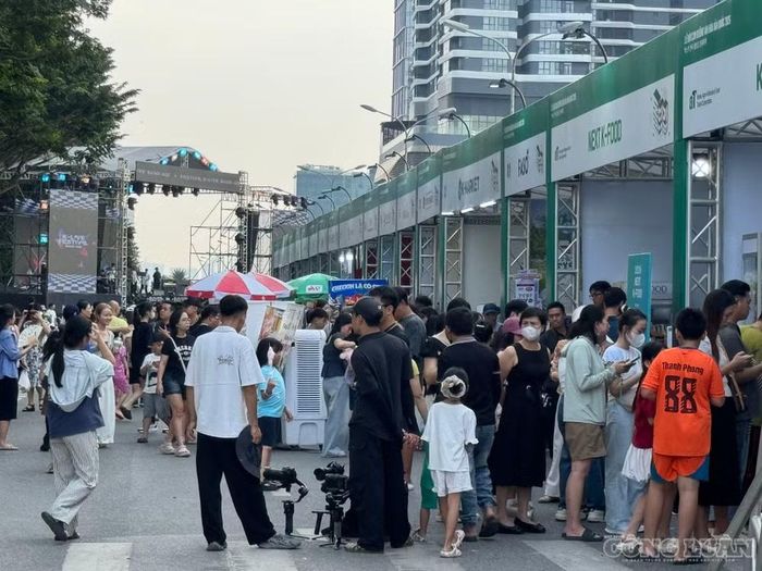 Lễ hội Con đường Văn hóa Hàn Quốc 2026 diễn ra tại Hà Nội với nhiều hoạt động giao lưu, giới thiệu những nét đặc sắc trong văn hóa xứ sở kim chi. Ảnh: Diệu Linh