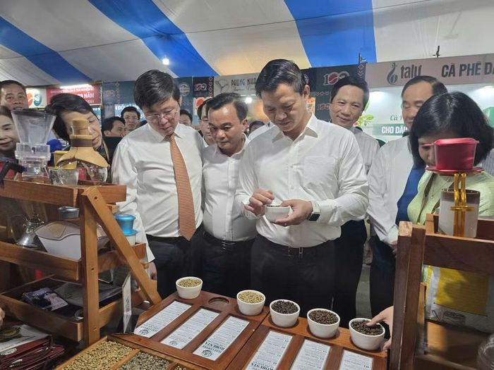 Lãnh đạo tỉnh Quảng Trị tham quang sản phẩm cà phê Khe Sanh.