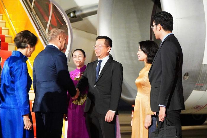 Đại sứ Việt Nam tại Ba Lan Hà Hoàng Hải chào mừng Thủ tướng Cộng hòa Ba Lan Donald Tusk đến Đà Nẵng. (Ảnh: Vinh Anh)
