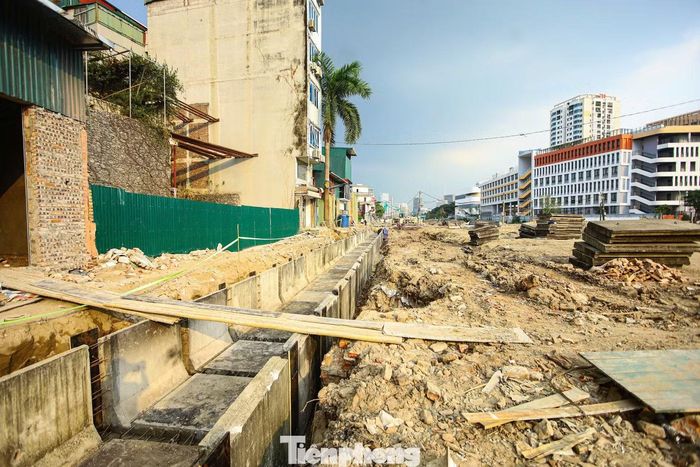 Khởi công ngày 29/12/2017, công trình có tổng mức đầu tư hơn 518,9 tỉ đồng. Tổng diện tích đất cần thu hồi để thực hiện dự án là hơn 168.000m2, liên quan đến 517 hộ gia đình và một tổ chức.