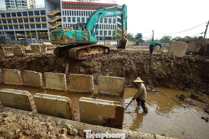 Theo UBND phường Từ Liêm, khó khăn trong bồi thường, xác định nguồn gốc đất và bố trí tái định cư là những nguyên nhân chính khiến dự án kéo dài.