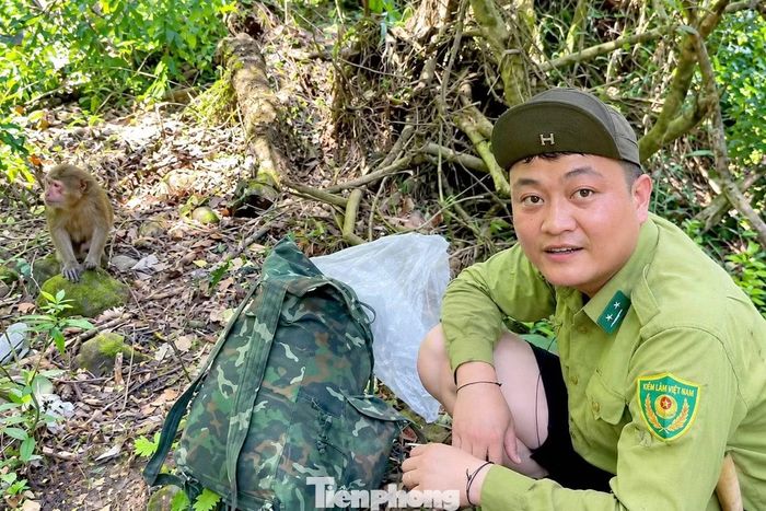Anh Vi Đức Anh chụp ảnh cùng con khỉ mặt đỏ trong rừng.