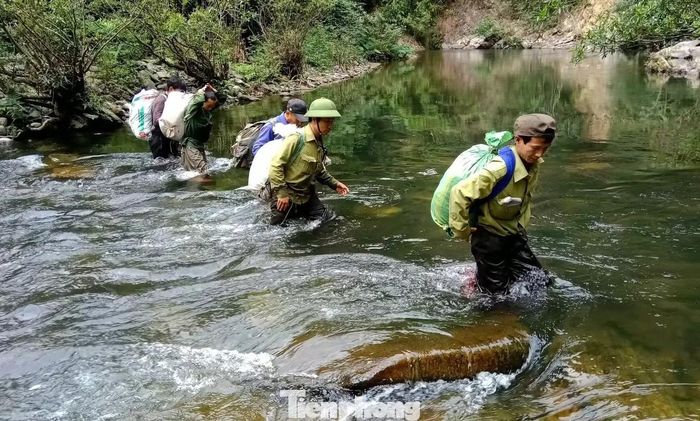 Những người kiểm lâm lội suối, băng rừng đi tuần tra trong vườn quốc gia Pù Mát.