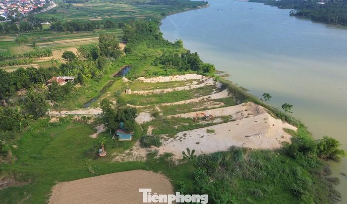 Cáo trạng xác định, cựu Phó chủ tịch Lê Đức Giang đồng ý rồi chỉ đạo Sở TN&MT (cũ) tỉnh Thanh Hóa cùng các đơn vị liên quan giải quyết hồ sơ cho Công ty Thiên An Phát sai quy định. Ngày 10/12/2020, ông Lê Đức Giang ký giấy phép cho Công ty Thiên An Phát được khai thác hơn 46.000m3. Hành vi này bị xác định vi phạm Nghị định 158/2016 quy định chi tiết một số điều của Luật Khoáng sản. Kết luận định giá thể hiện, hơn 46.000m3 cát ở thể tự nhiên có giá trị gần 5,2 tỷ đồng, đây là thiệt hại do nhóm ông Lê Đức Giang gây ra. Trong ảnh, một bãi tập kết sau khai thác của mỏ số 2 tại thôn Thiệu Nguyên (xã Thiệu Hóa).