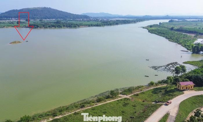 Theo cáo trạng của Viện KSND Vụ 3, Công ty Xây dựng Thương mại Thanh Tâm được UBND tỉnh Thanh Hóa cho phép thuê đất, khai thác mỏ cát số 2 (xã Thiệu Tân, huyện Thiệu Hóa cũ). Năm 2022, bị cáo Nguyễn Thị Tâm thỏa thuận với nhóm bị cáo tại Công ty Khoáng sản Thiên An Phát về việc bán quyền khai thác tại mỏ số 2, giá trị 62 tỷ đồng nhưng trên hợp đồng, các bên chỉ ký ở mức 2 tỷ. Hành vi mua bán với sự gian lận về giá nêu trên khiến bị cáo Tâm bị kết luận trốn thuế, gây thiệt hại hơn 16 tỷ đồng. Ngoài ra, sau khi ký hợp đồng với Công ty Xây dựng Thương mại Thanh Tâm, bị cáo Nguyễn Xuân Tùng (Giám đốc Công ty Thiên An Phát), đến gặp người quen là ông Lê Đức Giang, đề nghị vị này giúp đỡ trong quá trình làm thủ tục chuyển nhượng.