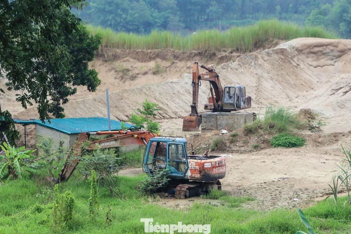 Đối với hành vi vi phạm quy định về khai thác tài nguyên, cáo trạng nêu từ năm 2023 – 2025, Công ty Thiên An Phát đã khai thác hơn 582.000m3 cát nhưng tổng trữ lượng được cấp phép khai thác chỉ ở mức 159.000m3. Như vậy, Công ty Thiên An Phát khai thác trái phép hơn 434.000m3 có giá trị hơn 75,8 tỷ đồng. Bên trong bãi tập kết cát này còn có lượng lớn cát và máy móc đang dừng hoạt động. Người dân địa phương cho biết, thời điểm còn hoạt động, các tàu bơm cát và máy đào, xe ra vào bãi tập kết thường xuyên, với lưu lượng lớn.