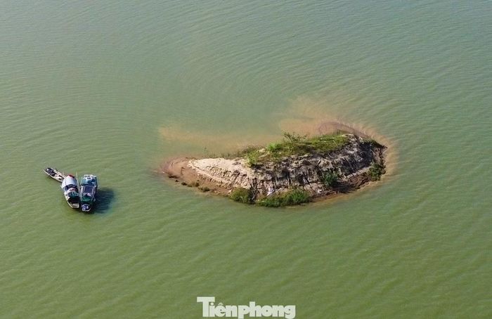 Trong vụ án, ông Giang cùng ông Phạm Văn Hoành (cựu Phó giám đốc Sở Nông nghiệp và Môi trường Thanh Hóa); Nguyễn Thế Hùng (cựu Trưởng phòng Tài nguyên Khoáng sản) và Nguyễn Văn Tâm (cựu chuyên viên Văn phòng UBND tỉnh) bị truy tố về tội “Vi phạm quy định về quản lý, sử dụng tài sản nhà nước gây thất thoát lãng phí”. Các bị cáo Nguyễn Xuân Tùng (Giám đốc Công ty Khoáng sản Thiên An Phát); Nguyễn Gia Hải, Hà Thị Nga, Nguyễn Thị Cúc (cùng là Thành viên góp vốn Công ty Khoáng sản Thiên An Phát); Nguyễn Công Bắc (SN 1972), Trần Văn Linh (SN 1999) và Nguyễn Thị Tâm (Giám đốc Công ty Xây dựng Thương mại Thanh Tâm) bị truy tố về 1 trong 3 tội danh “Vi phạm quy định về khai thác tài nguyên; Vi phạm quy định về kế toán gây hậu quả nghiêm trọng; Trốn thuế”. Trong ảnh, mỏ cát nay chỉ còn bãi bồi nhỏ nhô lên giữa sông, đã dừng hoạt động khai thác.