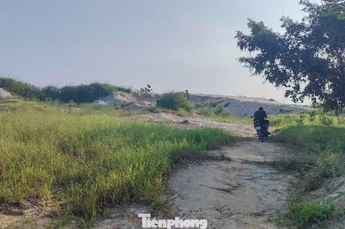  Trao đổi với phóng viên Báo Tiền Phong, lãnh đạo UBND xã Thiệu Hóa cho biết, sau khi công an vào cuộc điều tra, 2 bãi tập kết của đơn vị khai thác mỏ cát số 2 cũng dừng hoạt động. Địa phương được giao phối hợp với một số đơn vị liên quan trông coi, quản lý khu vực này. 
