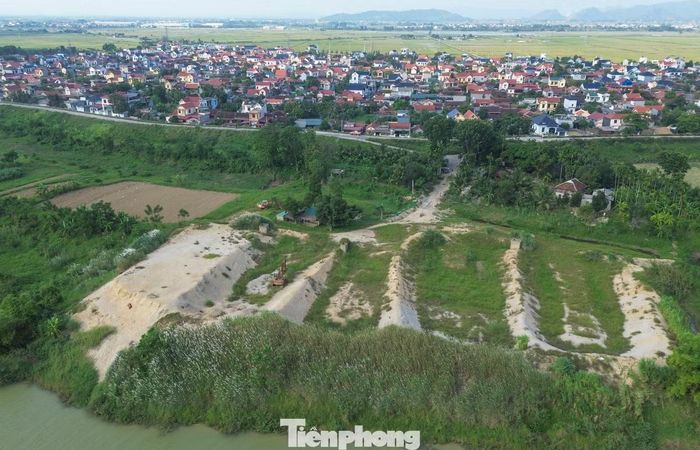 Cũng theo cáo trạng, sau khi được cấp phép, Giám đốc Công ty Thiên An Phát Nguyễn Xuân Tùng đã nhiều lần tặng quà lễ, tết cho các cán bộ. Trong đó, “tặng” cựu Phó chủ tịch Lê Đức Giang tổng số tiền 180 triệu đồng; đưa ông Phạm Văn Hoành (cựu Phó giám đốc Sở Nông nghiệp và Môi trường) 60 triệu đồng; Nguyễn Thế Hùng (cựu Trưởng phòng Tài nguyên Khoáng sản) 35 triệu và Nguyễn Văn Tâm (cựu chuyên viên Văn phòng UBND tỉnh Thanh Hóa) 20 triệu.