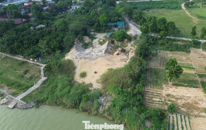 Dọc tuyến đê qua thôn Vạn Hà (xã Thiệu Hóa, tỉnh Thanh Hóa) còn có thêm bãi tập kết khác sau khai thác của mỏ cát số 2. Theo ghi nhận, bên trong còn lượng lớn cát. Việc dừng hoạt động khiến một số máy xúc nằm bất động, cỏ cây mọc um tùm quanh bãi tập kết.