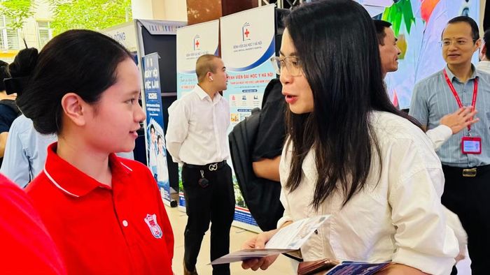 Sinh viên Trường ĐH Y Hà Nội tại ngày hội việc làm 2026 Ảnh: NGHIÊM HUÊ