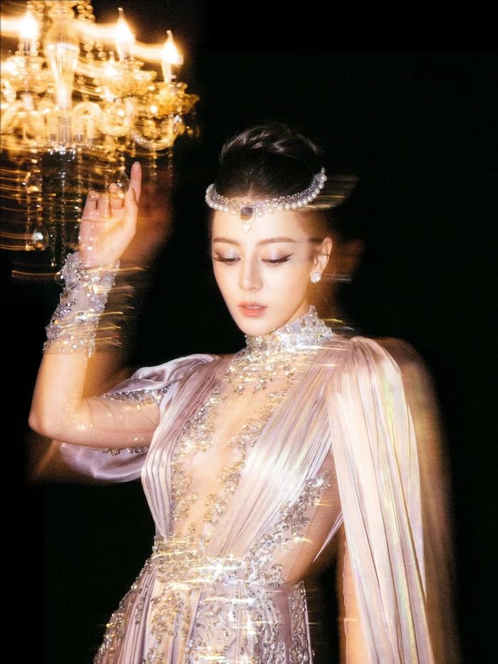 Giá trị thương mại của Địch Lệ Nhiệt Ba luôn đứng tốp đầu, thậm chí vượt qua các đàn chị Dương Mịch, Triệu Lệ Dĩnh. Các hợp đồng của cô cũng có giá trị cao khi trở thành người phát ngôn cho sản phẩm ở mức độ toàn cầu. Điều này giúp mỹ nhân Tân Cương dần trở thành biểu tượng sắc đẹp thế hệ mới của Trung Quốc.