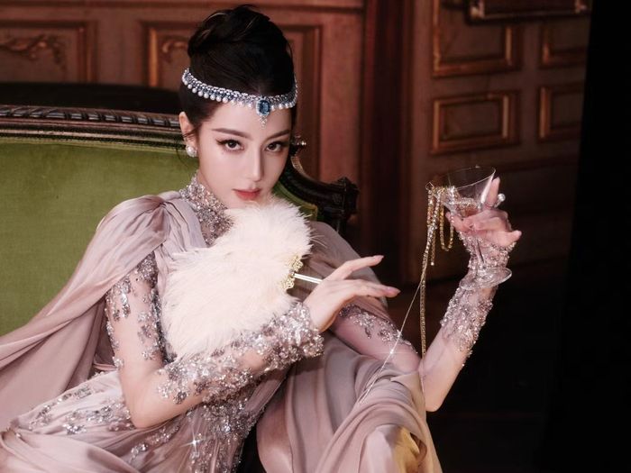 Tại sự kiện thời trang lớn bậc nhất cả nước, Địch Lệ Nhiệt Ba giữ vai trò mở màn sự kiện, vị trí quan trọng thứ hai, thể hiện sự ưu ái của ban tổ chức, chỉ đứng sau Lưu Diệc Phi, người kết màn. Địch Lệ Nhiệt Ba cũng là cái tên thu hút truyền thông nhất, khán giả không ngớt lời khen ngợi cô và đánh giá "Địch Lệ Nhiệt Ba xứng danh nữ thần thảm đỏ", "Thảm đỏ sẽ không trọn vẹn nếu thiếu Địch Lệ Nhiệt Ba, cô ấy đẹp đến nao lòng", "Thậm chí trời mưa còn khiến cô ấy trở nên đẹp hơn".