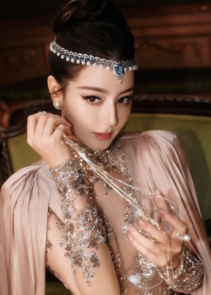 Hiện tại, Địch Lệ Nhiệt Ba là một trong những nữ nghệ sĩ nắm trong tay nhiều hợp đồng quảng cáo nhất giới giải trí Hoa ngữ. Khả năng tự biến mình thành tâm điểm chú ý của Nhiệt Ba được các thương hiệu yêu thích, phù hợp nhu cầu quảng bá hình ảnh sản phẩm nhãn hàng.