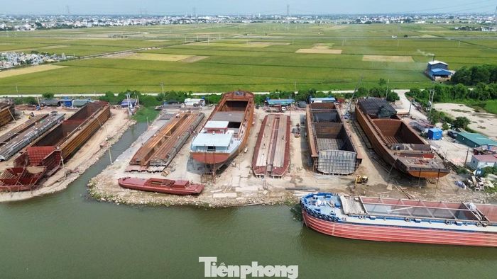 Xưởng đóng tàu tại xã Nghĩa Sơn, Ninh Bình.