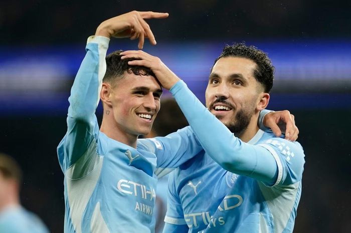  Liệu Foden (trái) có tiếp tục ghi bàn vào lưới Aston Villa? 