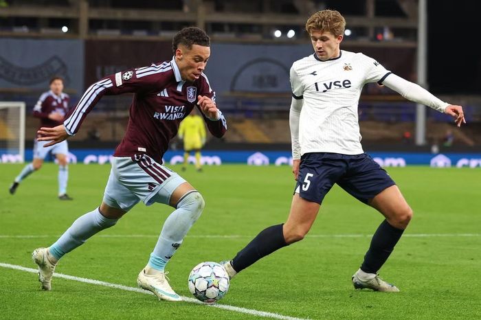  Aston Villa (trái) đang bất bại 6 trận liên tiếp trên mọi đấu trường. 