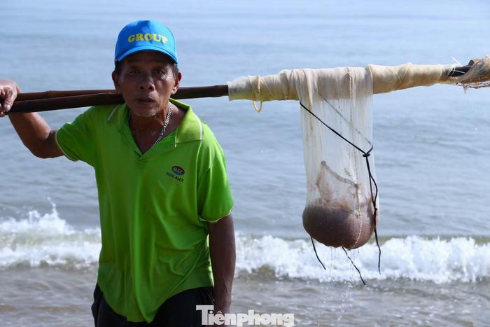 Với ông Thương (trú tại phường Cửa Lò), công việc này còn là một phần ký ức gia đình. Từ nhỏ, ông đã theo cha ra biển mỗi khi ruốc về. Đến nay, dù tuổi đã cao, ông vẫn duy trì thói quen mang nhủi ra bãi từ sáng sớm. “Ngày trước, tôi hay theo bố đi đẩy ruốc. Bây giờ có tuổi nhưng hễ ruốc về, tôi vẫn muốn ra bãi. Vừa có thêm thu nhập, vừa được vận động, hít thở không khí biển”, ông Thương kể.