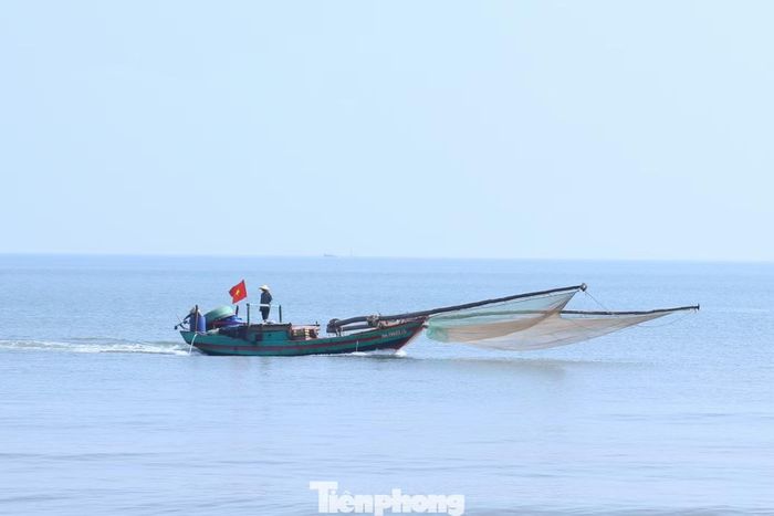 Bên cạnh hình thức khai thác truyền thống ven bờ bằng nhủi và lưới kéo, một số ngư dân Cửa Lò còn sử dụng tàu thuyền để vươn khơi khai thác ruốc, góp phần nâng cao sản lượng và mở rộng phạm vi đánh bắt.