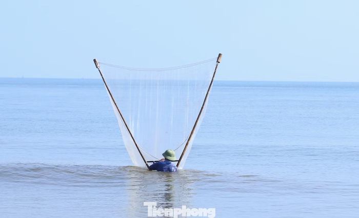 Không cần tàu lớn hay thiết bị hiện đại, ngư dân vẫn có thể kiếm sống bằng những ngư cụ đơn giản. Với chiếc nhủi - loại lưới hình vòm gắn với cán tre - người làm nghề lội dọc mép nước, vừa đi vừa kéo lưới gom ruốc. Động tác đi lùi, ghì nhủi sát đáy cát đòi hỏi sự nhịp nhàng và kinh nghiệm.